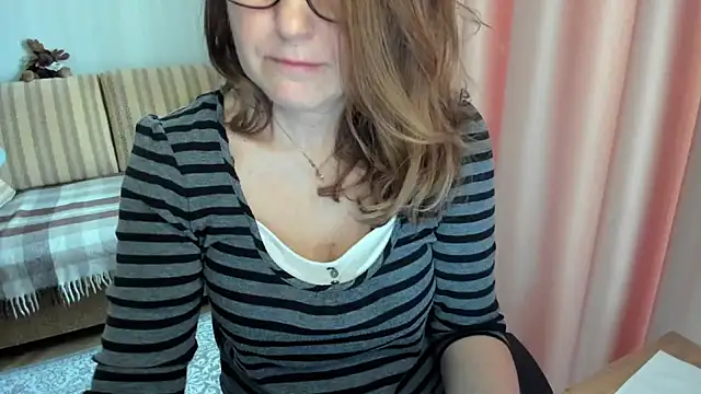 Snapshot of lauraoven chatting on March 13, 7:26 am lauraoven online show from March 13, 7:26 am