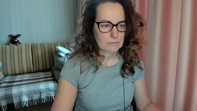 Snapshot of lauraoven chatting on March 14, 8:31 am lauraoven online show from March 14, 8:31 am