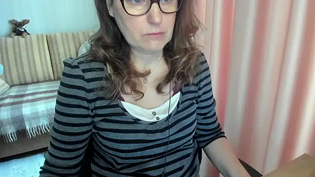 Snapshot of lauraoven chatting on March 17, 7:23 am lauraoven online show from March 17, 7:23 am
