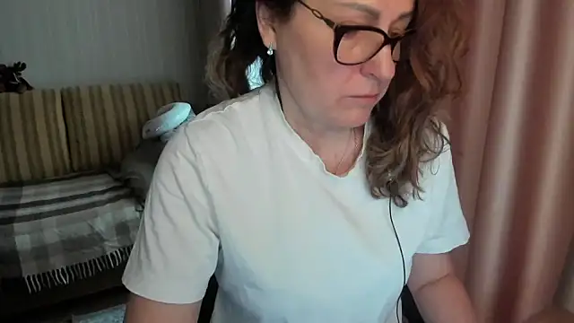 Snapshot of lauraoven chatting on April 3, 7:28 am lauraoven online show from April 3, 7:28 am