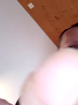 Snapshot of Kw8585kw chatting on February 14, 3:31 pm Kw8585kw online show from February 14, 3:31 pm