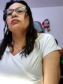 esmeralda milf online show from May 23, 8:35 pm