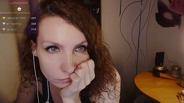 Snapshot of JohansonKatie chatting on February 2, 1:45 am JohansonKatie online show from February 2, 1:45 am