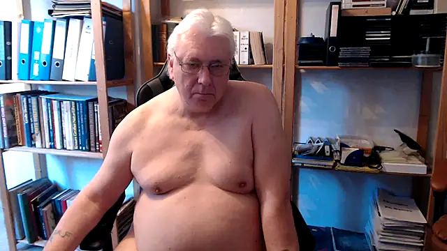 Snapshot of SchwanzhureXXL chatting on April 1, 8:59 am SchwanzhureXXL online show from April 1, 8:59 am