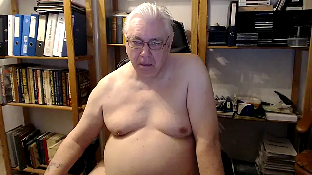 Snapshot of SchwanzhureXXL chatting on April 7, 4:35 am SchwanzhureXXL online show from April 7, 4:35 am