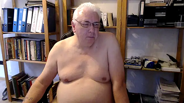 Snapshot of SchwanzhureXXL chatting on June 4, 5:24 am SchwanzhureXXL online show from June 4, 5:24 am