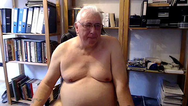 Snapshot of SchwanzhureXXL chatting on June 12, 6:45 am SchwanzhureXXL online show from June 12, 6:45 am