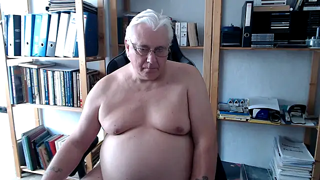 Snapshot of SchwanzhureXXL chatting on August 2, 2:26 pm SchwanzhureXXL online show from August 2, 2:26 pm