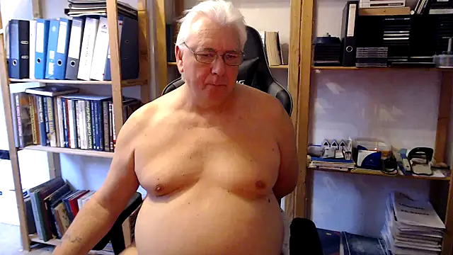 Snapshot of SchwanzhureXXL chatting on August 6, 6:04 am SchwanzhureXXL online show from August 6, 6:04 am
