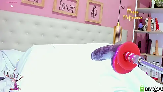 leylla  online show from October 24, 9:00 pm