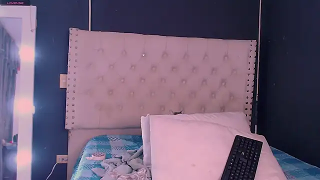 valen thompson online show from December 31, 1:26 am