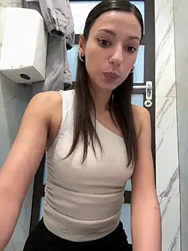 Snapshot of _MiaQueen_ chatting on February 9, 11:20 pm MiaQueen online show from February 9, 11:20 pm