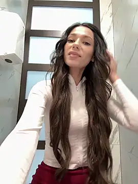 Snapshot of _MiaQueen_ chatting on February 15, 7:54 pm MiaQueen online show from February 15, 7:54 pm