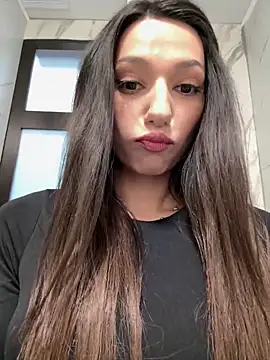 Snapshot of _MiaQueen_ chatting on February 22, 10:19 pm MiaQueen online show from February 22, 10:19 pm