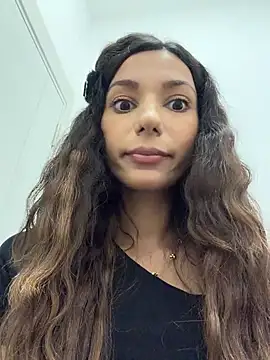 Snapshot of _MiaQueen_ chatting on August 5, 8:55 pm MiaQueen online show from August 5, 8:55 pm