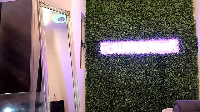 Snapshot of realhotfallingdevil chatting on December 6, 5:31 am realhotfallingdevil online show from December 6, 5:31 am