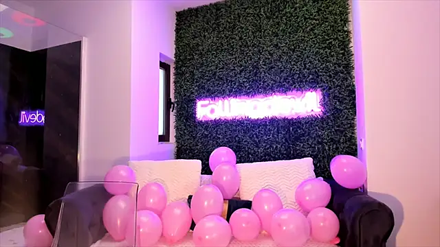 Snapshot of realhotfallingdevil chatting on February 14, 8:52 am realhotfallingdevil online show from February 14, 8:52 am