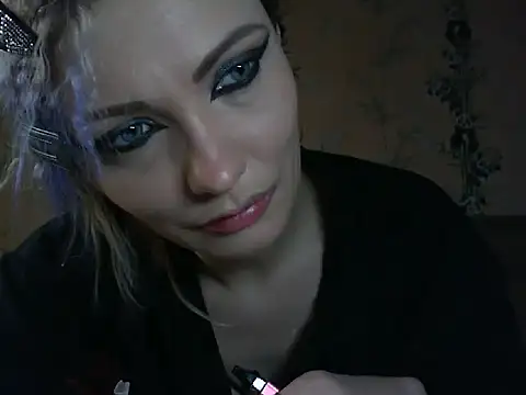 WildMissNiks online show from April 11, 6:40 am