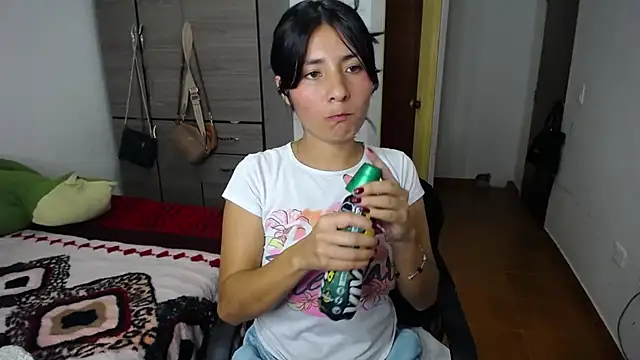 Snapshot of emily_honter chatting on February 18, 3:21 am emily honter online show from February 18, 3:21 am