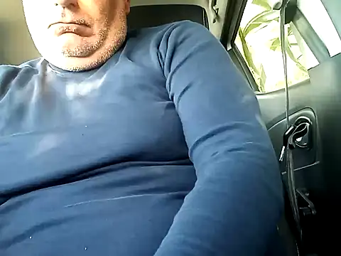 Snapshot of totino975 chatting on December 6, 8:37 am totino975 online show from December 6, 8:37 am