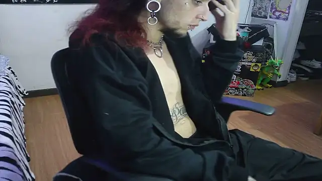 Snapshot of davidroses420 chatting on December 30, 1:37 am davidroses420 online show from December 30, 1:37 am