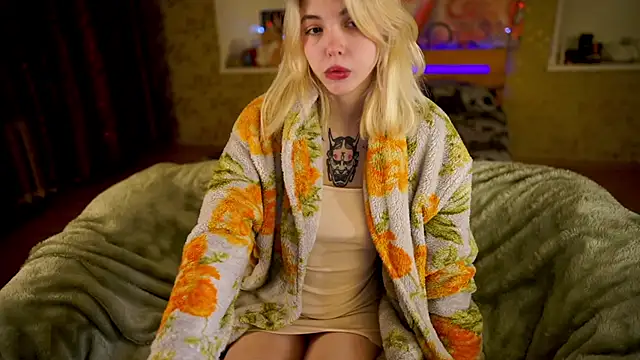 Snapshot of Allison_Cuty chatting on February 18, 7:19 pm Allison Cuty online show from February 18, 7:19 pm
