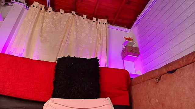 Snapshot of emyli_sw_ chatting on February 8, 9:35 am emyli sw online show from February 8, 9:35 am