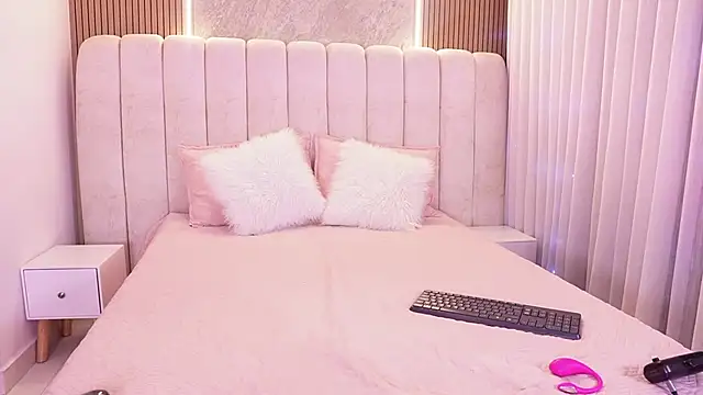 emyli sw  online show from March 30, 3:29 am