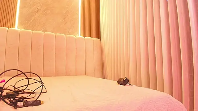 emyli sw  online show from April 7, 3:07 am