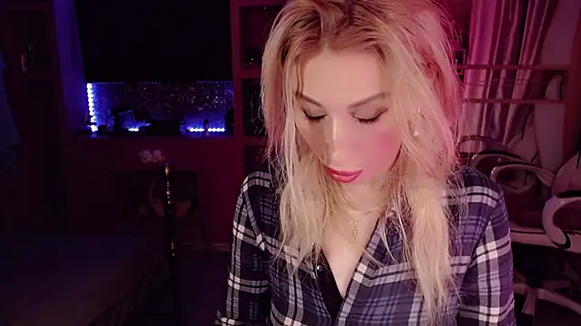 Snapshot of AnnieGOld_ chatting on September 16, 7:59 pm AnnieGOld  online show from September 16, 7:59 pm