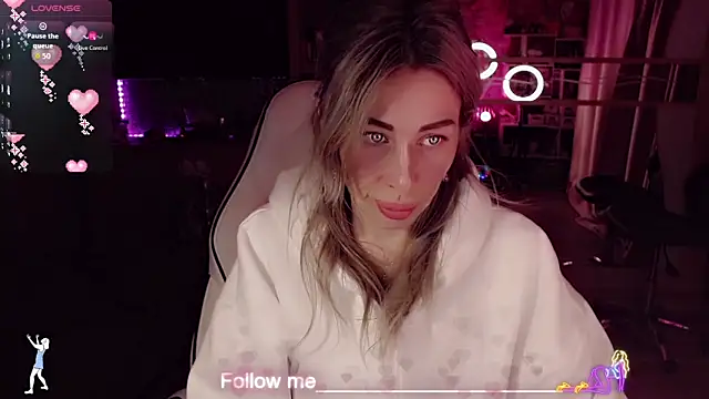 AnnieGOld  online show from February 28, 11:39 pm