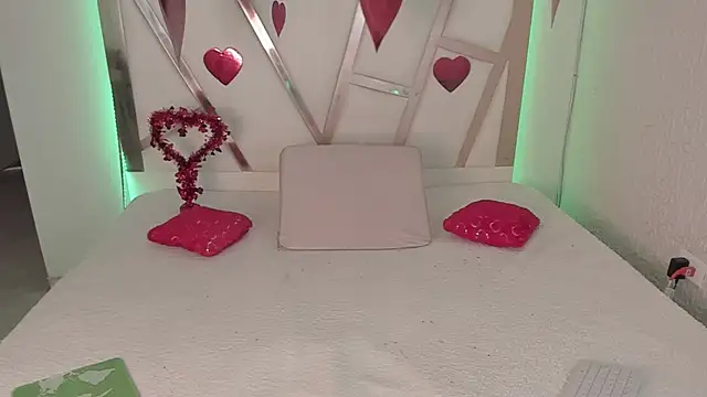 Snapshot of PaulinaBelushi chatting on September 19, 3:34 pm PaulinaBelushi online show from September 19, 3:34 pm