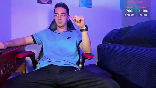 Snapshot of Alex_smith00 chatting on December 13, 12:53 am Alex smith00 online show from December 13, 12:53 am