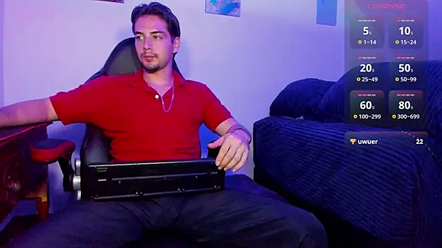 Snapshot of Alex_smith00 chatting on January 15, 3:43 am Alex smith00 online show from January 15, 3:43 am