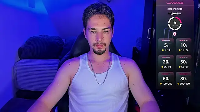 Snapshot of Alex_smith00 chatting on February 1, 1:23 am Alex smith00 online show from February 1, 1:23 am