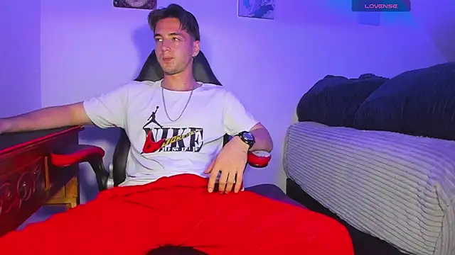 Snapshot of Alex_smith00 chatting on February 27, 1:27 am Alex smith00 online show from February 27, 1:27 am