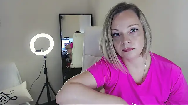 Tilly Eliot online show from February 4, 2:32 pm