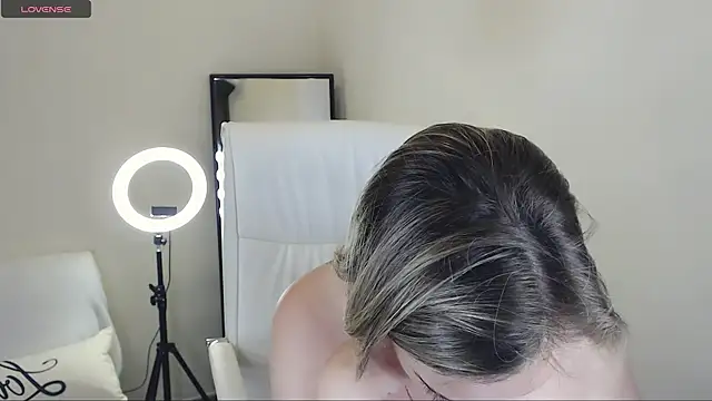 Tilly Eliot online show from February 10, 9:25 pm