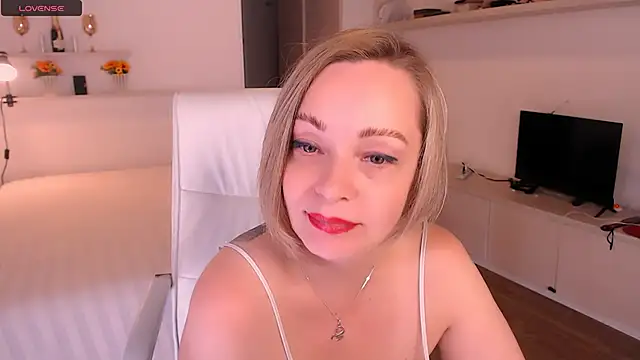 Tilly Eliot online show from November 14, 7:45 pm