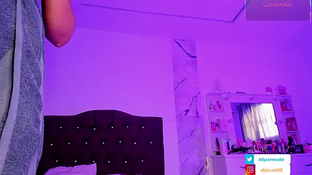 Snapshot of alysson_18 chatting on May 9, 12:54 pm alysson 18 online show from May 9, 12:54 pm