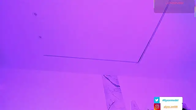 Snapshot of alysson_18 chatting on May 27, 1:08 pm alysson 18 online show from May 27, 1:08 pm