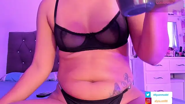 Snapshot of alysson_18 chatting on May 29, 2:26 pm alysson 18 online show from May 29, 2:26 pm