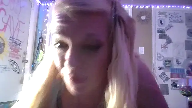 Snapshot of marilyn420 chatting on May 3, 4:51 am marilyn420 online show from May 3, 4:51 am