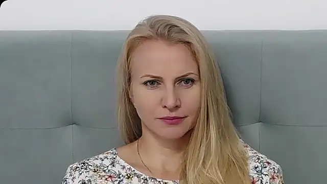 Snapshot of K__Adrienne chatting on September 30, 4:39 am K  Adrienne online show from September 30, 4:39 am