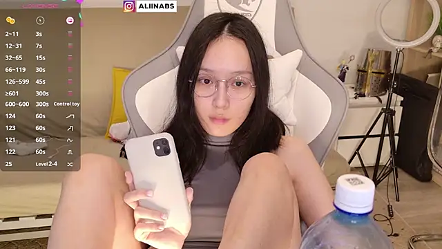 Snapshot of aliiiiiina chatting on December 21, 1:47 am aliiiiiina online show from December 21, 1:47 am