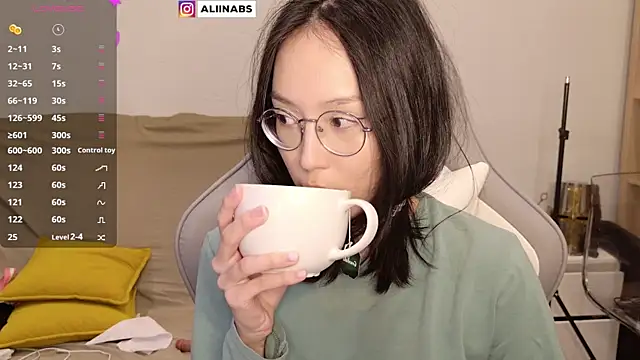 Snapshot of aliiiiiina chatting on December 26, 5:19 pm aliiiiiina online show from December 26, 5:19 pm