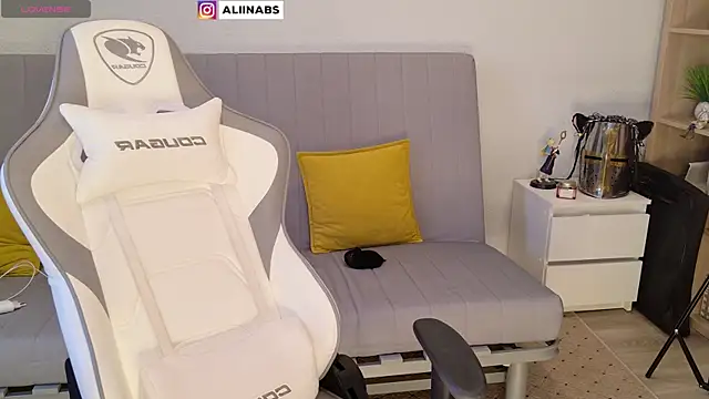 Snapshot of aliiiiiina chatting on January 2, 3:26 am aliiiiiina online show from January 2, 3:26 am