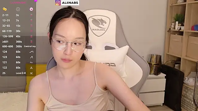 Snapshot of aliiiiiina chatting on January 21, 10:52 am aliiiiiina online show from January 21, 10:52 am