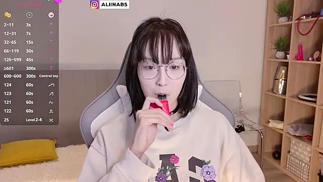 Snapshot of aliiiiiina chatting on February 6, 4:03 pm aliiiiiina online show from February 6, 4:03 pm