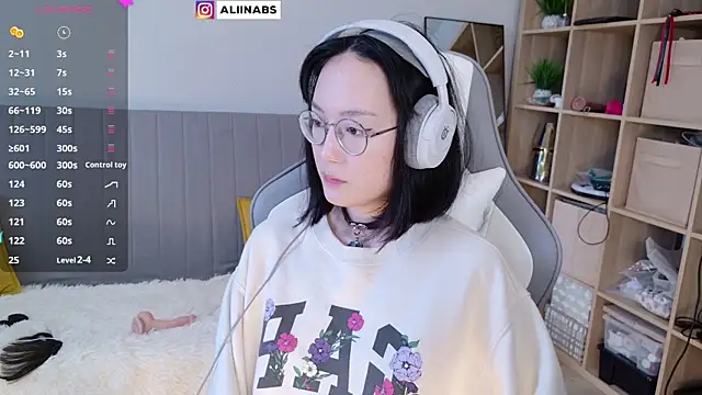 Snapshot of aliiiiiina chatting on February 24, 5:54 am aliiiiiina online show from February 24, 5:54 am